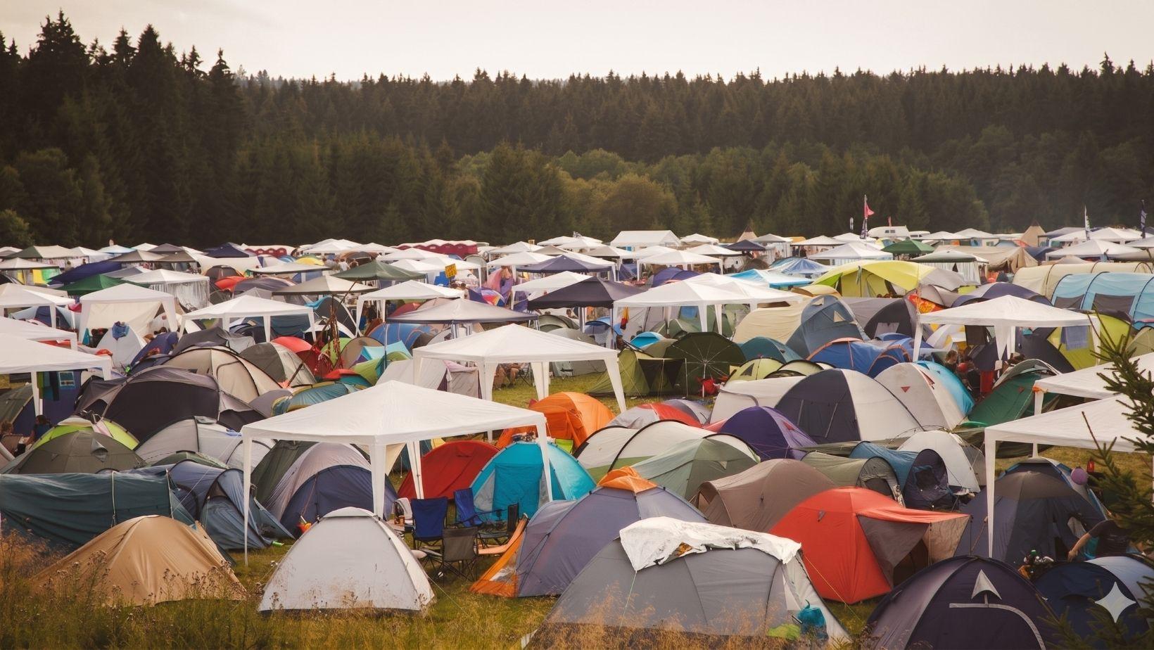 Professionele festival kampeeruitrusting verhuur voor festivals, weekend kamperen en outdoor avonturen. Flexibele verhuur beschikbaar.
